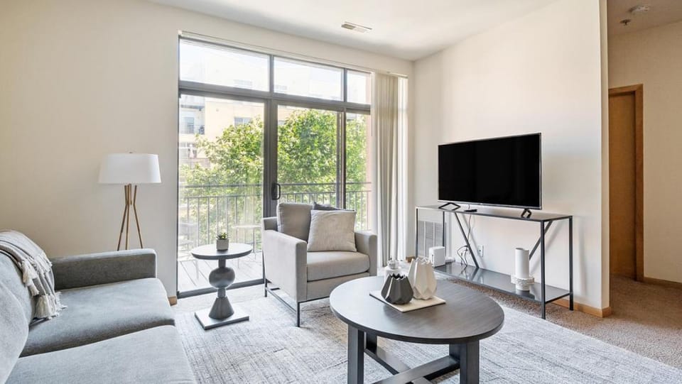 Landing - Modern Apartment with Amazing Amenities (ID9415X89) Apartment in Milwaukee