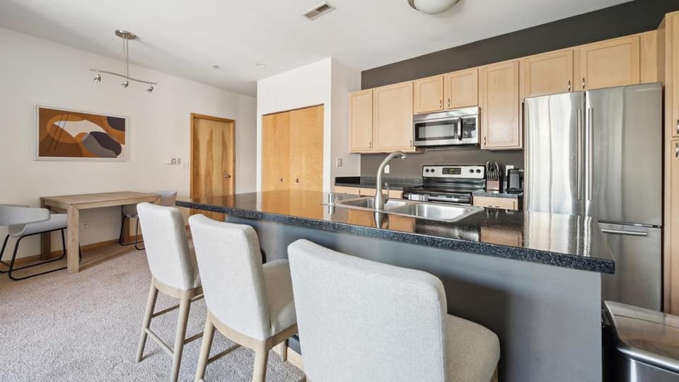 Landing - Modern Apartment with Amazing Amenities (ID9415X89) Apartment in Milwaukee