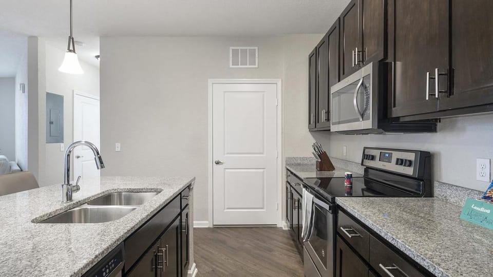 Landing - Modern Apartment with Amazing Amenities (ID1192X099) Apartment in Orlando