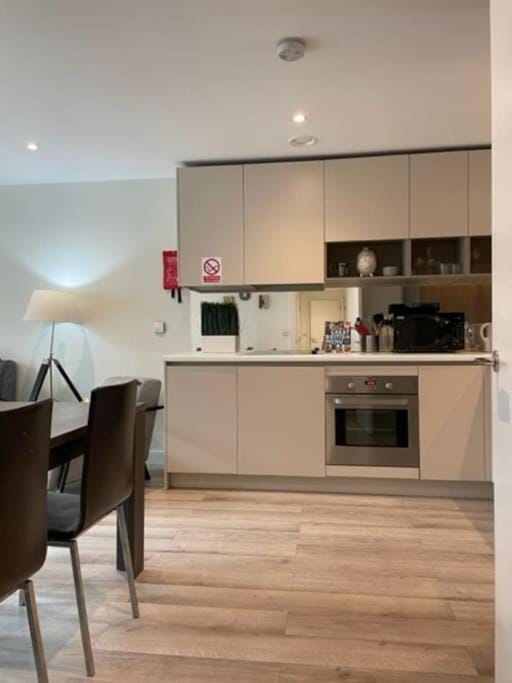 Modern 2Bed 2Bath with Balcony next to DLR Station Apartment in London Borough of Lewisham
