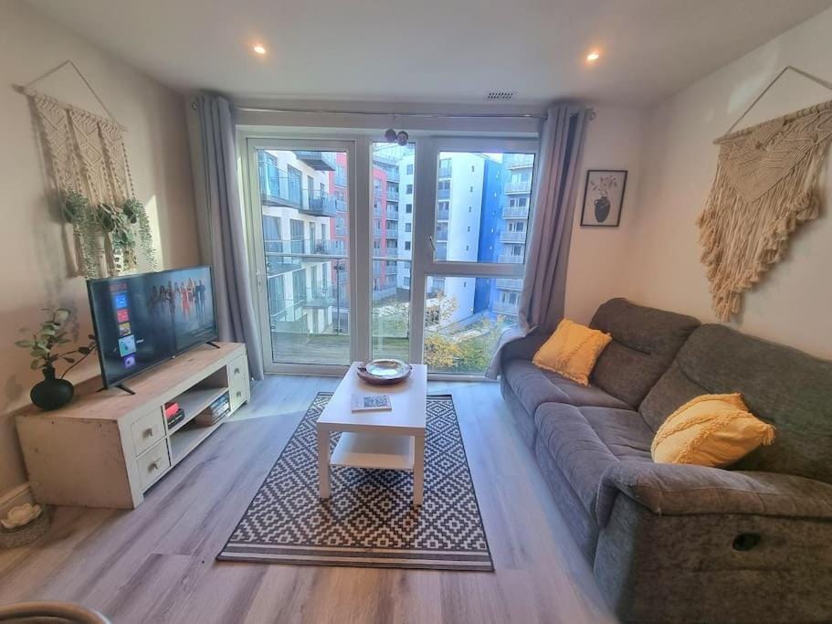 Modern 2Bed 2Bath with Balcony next to DLR Station Apartment in London Borough of Lewisham