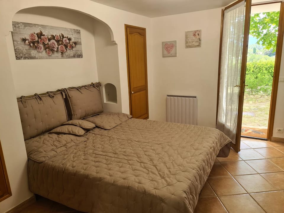 Bed, Photo of the whole room, internet