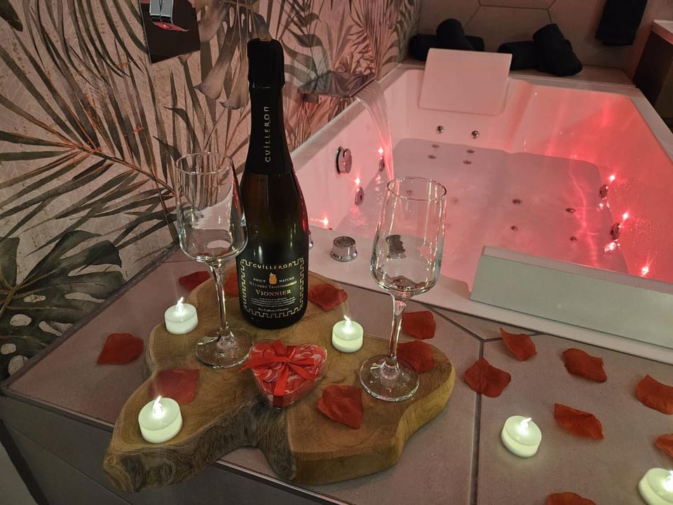 Hot Tub, Drinks, Alcoholic drinks