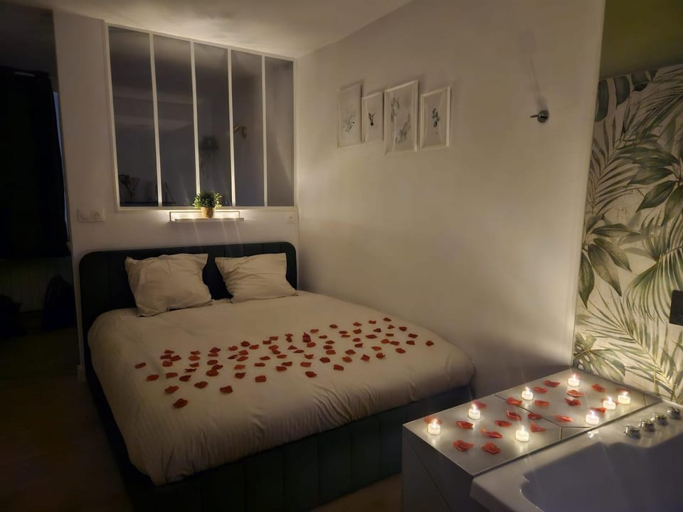 Bed, Photo of the whole room, Bedroom