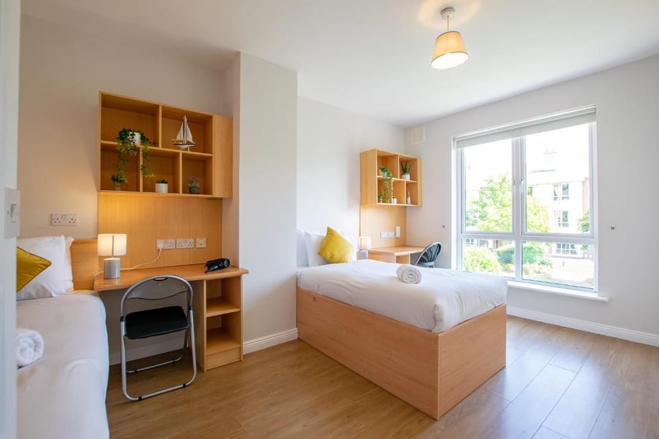 66 - Large Townhouse by Shortstays - Sleeps 6 - Parking House in Galway