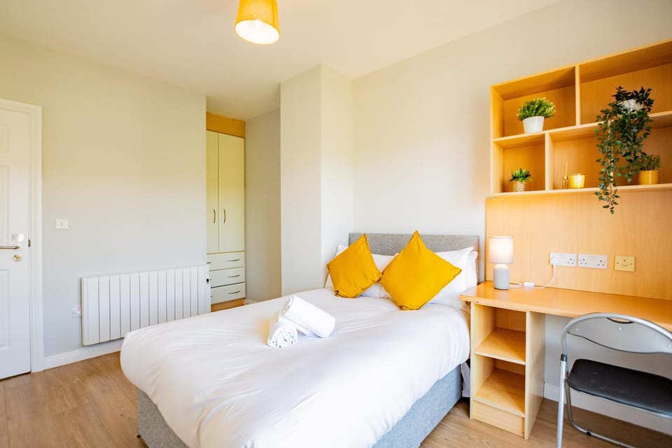 66 - Large Townhouse by Shortstays - Sleeps 6 - Parking House in Galway