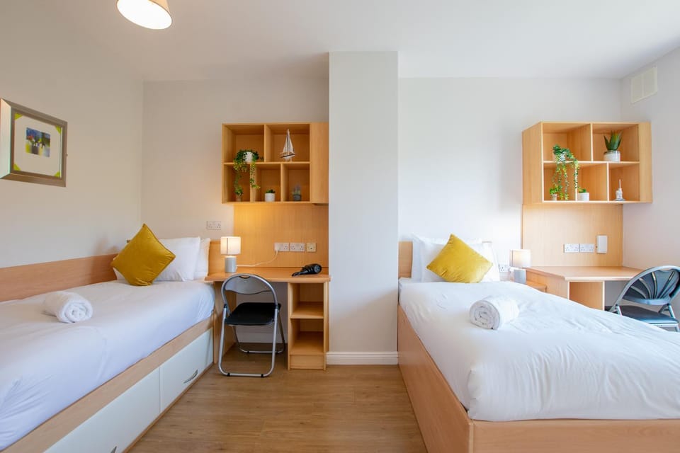 66 - Large Townhouse by Shortstays - Sleeps 6 - Parking House in Galway