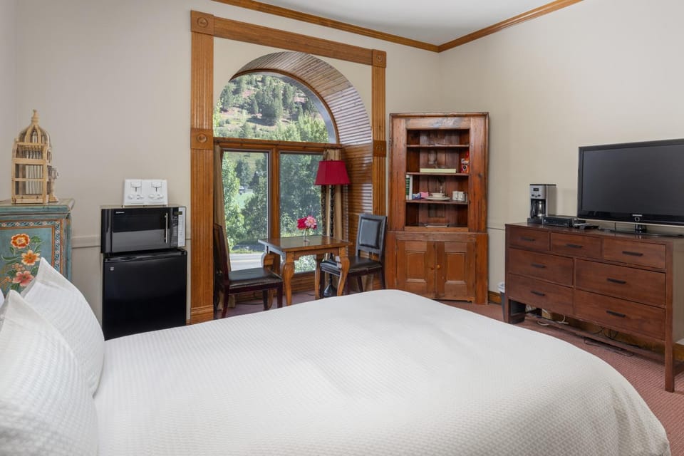 Bed, TV and multimedia, Coffee/tea facilities, Photo of the whole room, Seating area, Bedroom, Mountain view, microwave