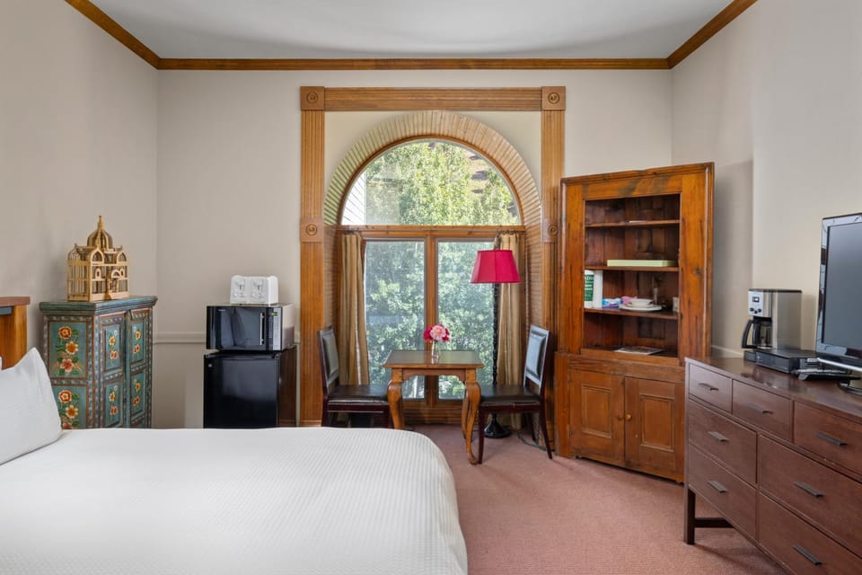 Bed, TV and multimedia, Coffee/tea facilities, Photo of the whole room, Seating area, Bedroom, Mountain view, microwave