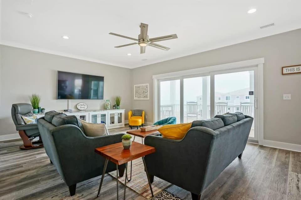 A Wedge Away, close to beach, great views, private heated pool House in Ocean Isle Beach