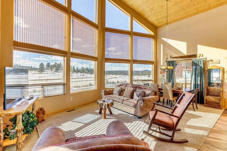 Cozy Duck Creek Village Cabin w/ Hot Tub & Views! Cabin in Utah