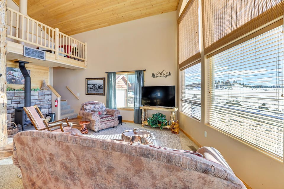 Cozy Duck Creek Village Cabin w/ Hot Tub & Views! Cabin in Utah