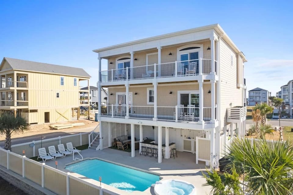 All the Views Ocean Isle Beach, heated private pool, close to beach House in Ocean Isle Beach