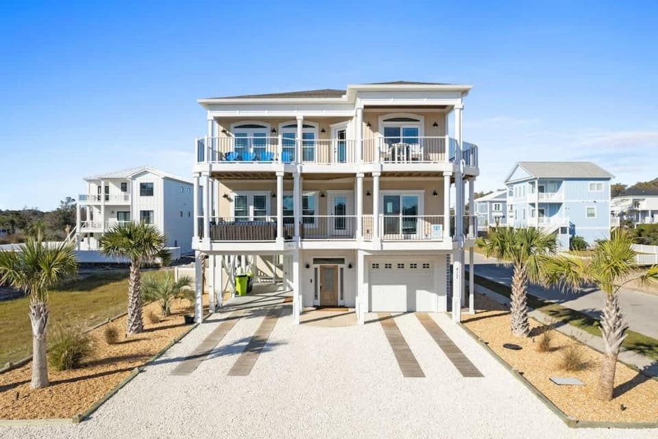 All the Views Ocean Isle Beach, heated private pool, close to beach House in Ocean Isle Beach
