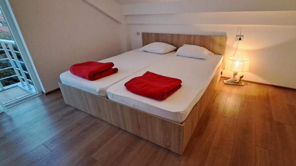 Bed, Bedroom, towels