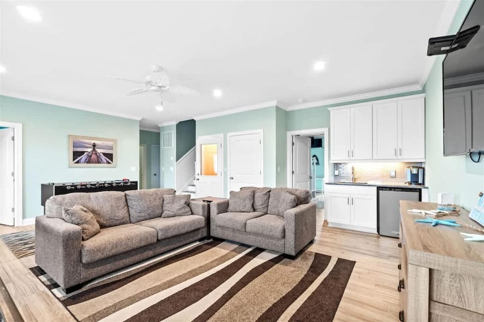 Beach Easy Private Heated Pool, Tiki Bar, Elevator House in Ocean Isle Beach