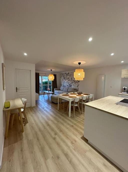 Kitchen or kitchenette, Living room, Seating area, Dining area