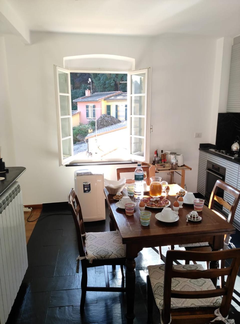 Kitchen or kitchenette, Food and drinks, Dining area, Breakfast