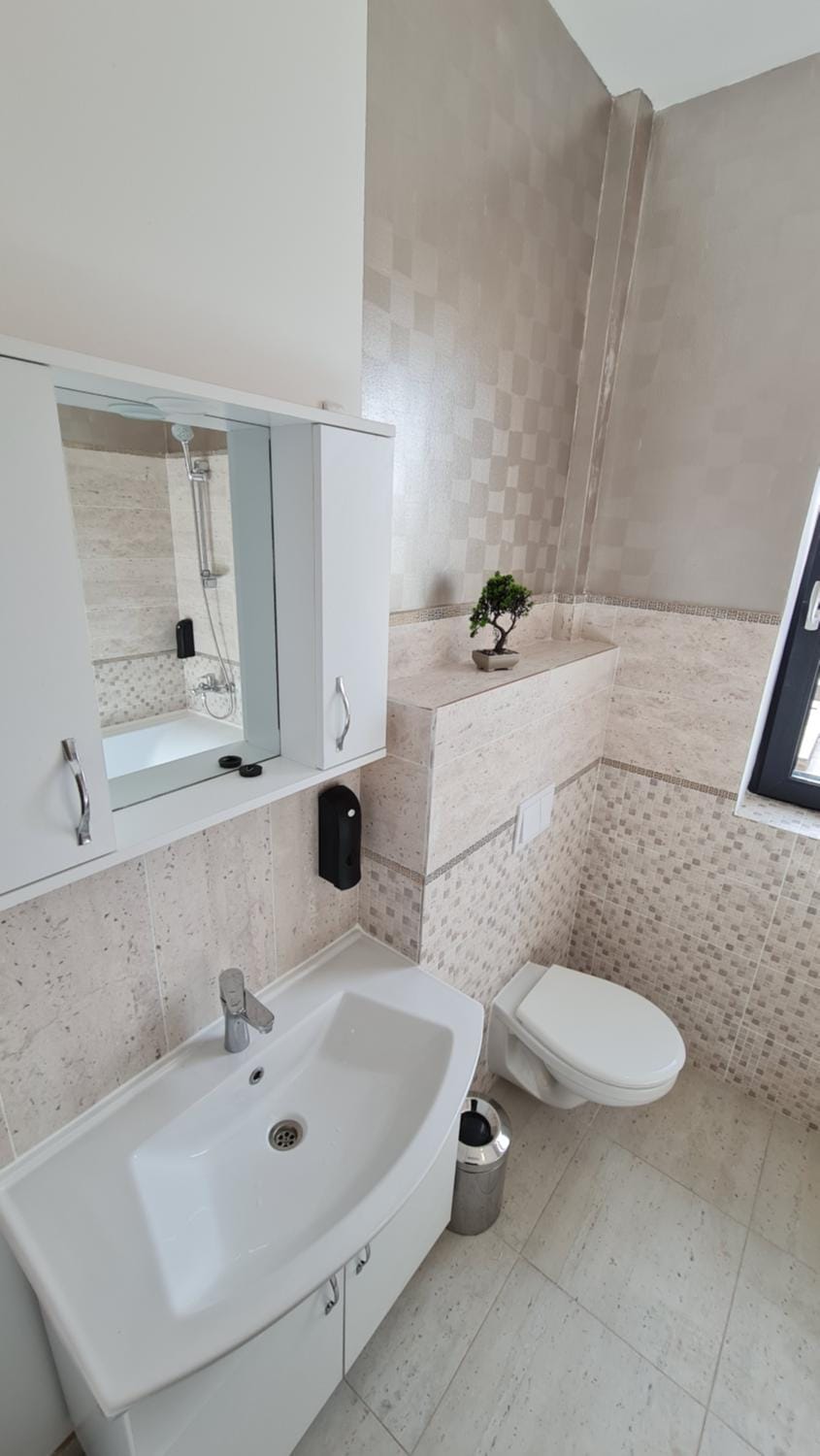 Shower, Toilet, Bathroom, Bath, towels