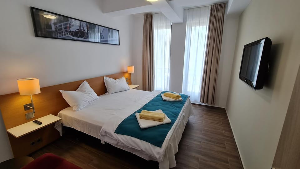 Bed, Photo of the whole room, Evening entertainment, Bedroom, towels