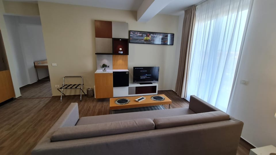Communal lounge/ TV room, TV and multimedia, Kitchen or kitchenette, Seating area, Evening entertainment
