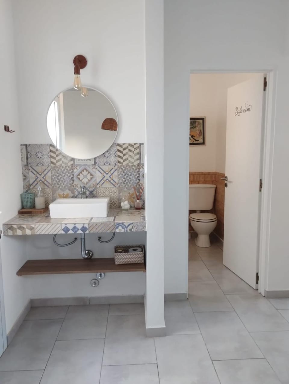 Toilet, towels