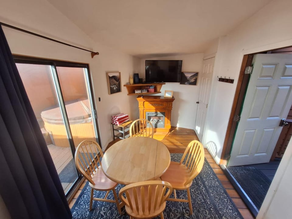 Ocean Cabin 1 w Private Jacuzzi Pet friendly Cabin in California