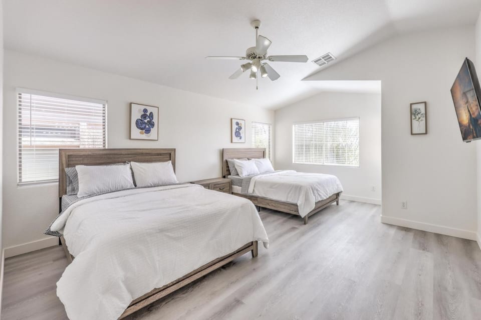 5 beds/Free Streaming/Arcade/Wi-Fi/Tv's/Coffee House in North Las Vegas