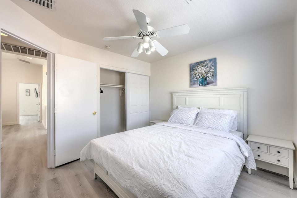 5 beds/Free Streaming/Arcade/Wi-Fi/Tv's/Coffee House in North Las Vegas