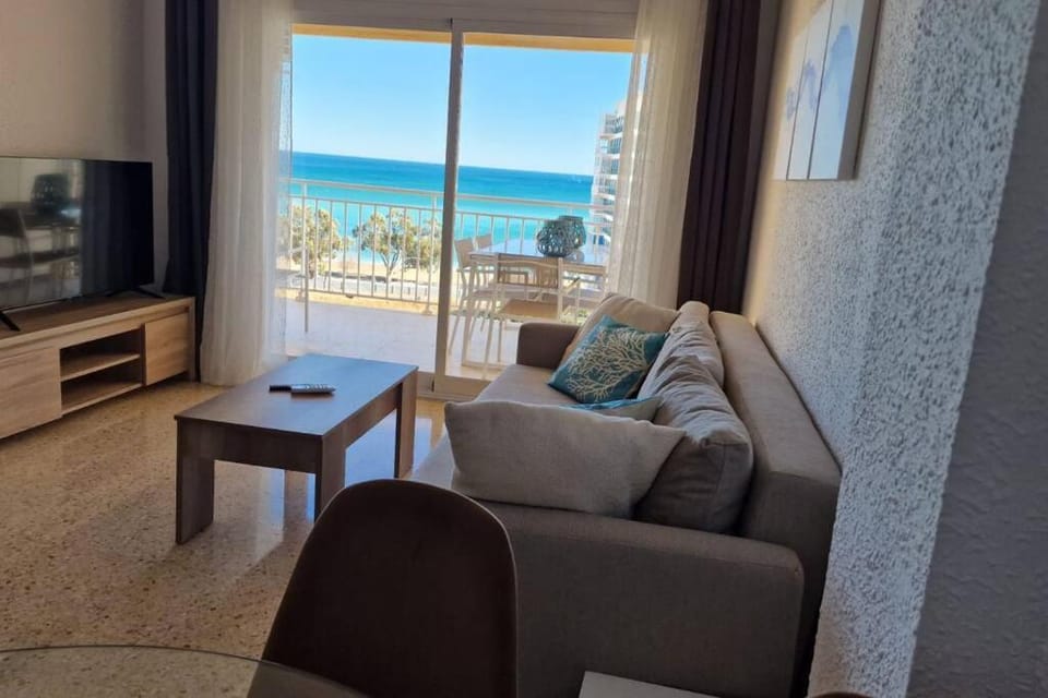 Communal lounge/ TV room, Natural landscape, TV and multimedia, View (from property/room), Balcony/Terrace, Living room, Seating area, Evening entertainment, Sea view
