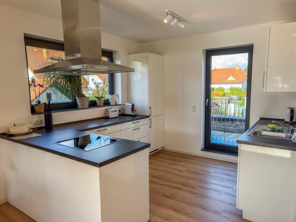 Coffee/tea facilities, Kitchen or kitchenette, dishwasher, oven, stove, toaster, kitchen