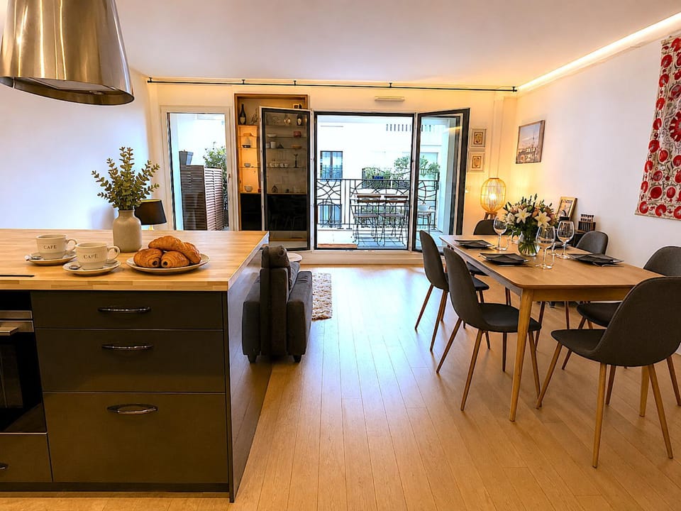 Kitchen or kitchenette, Living room, Dining area