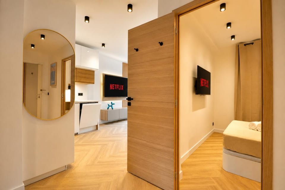 MONACO - MENTON - FULL CLIM - 6 PERSONS - 2 BEDROOMS - FULL RENOVATED - HYPERCENTER - BEACH AND SUn Apartment in Menton