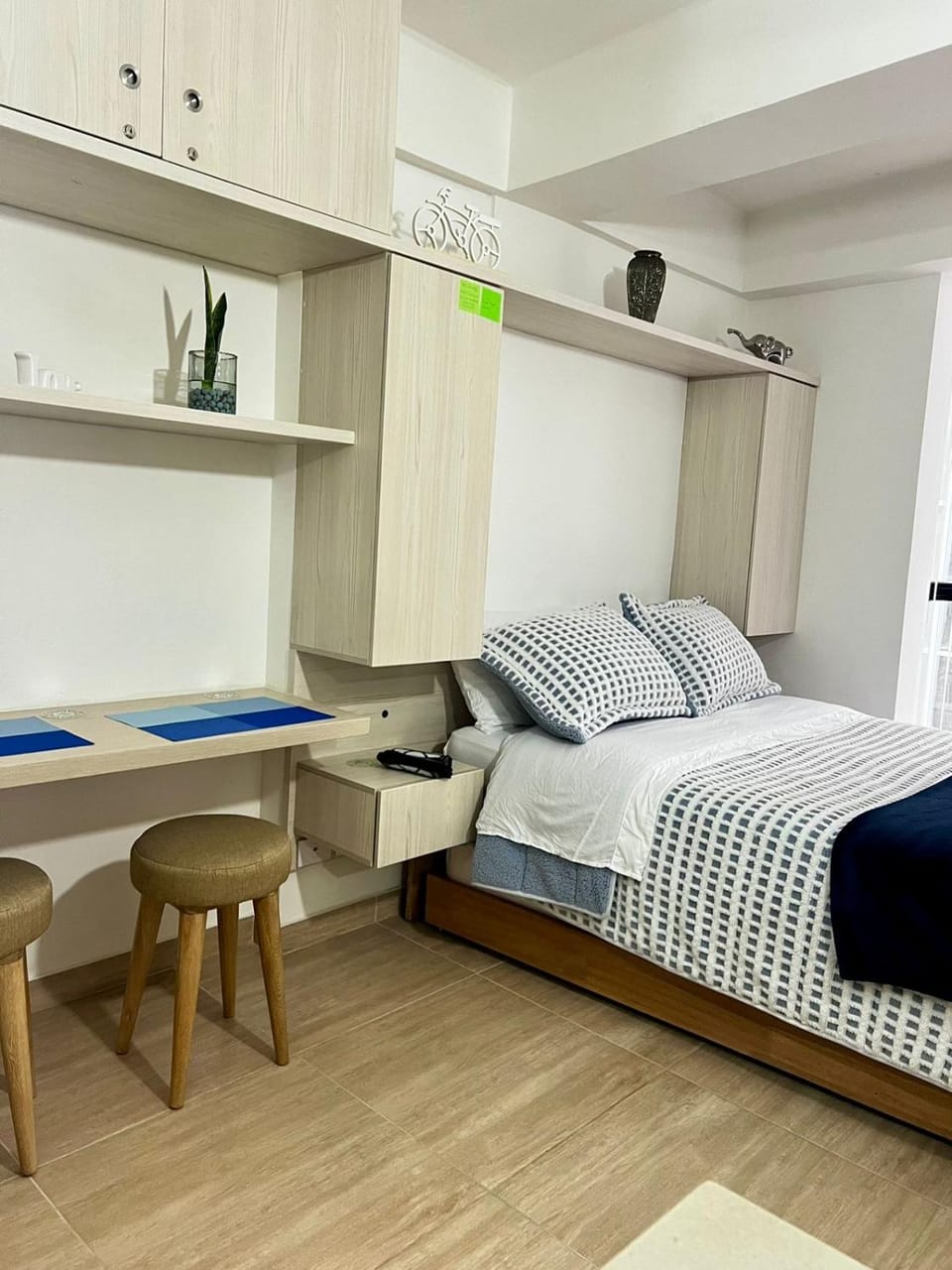 Seating area, locker