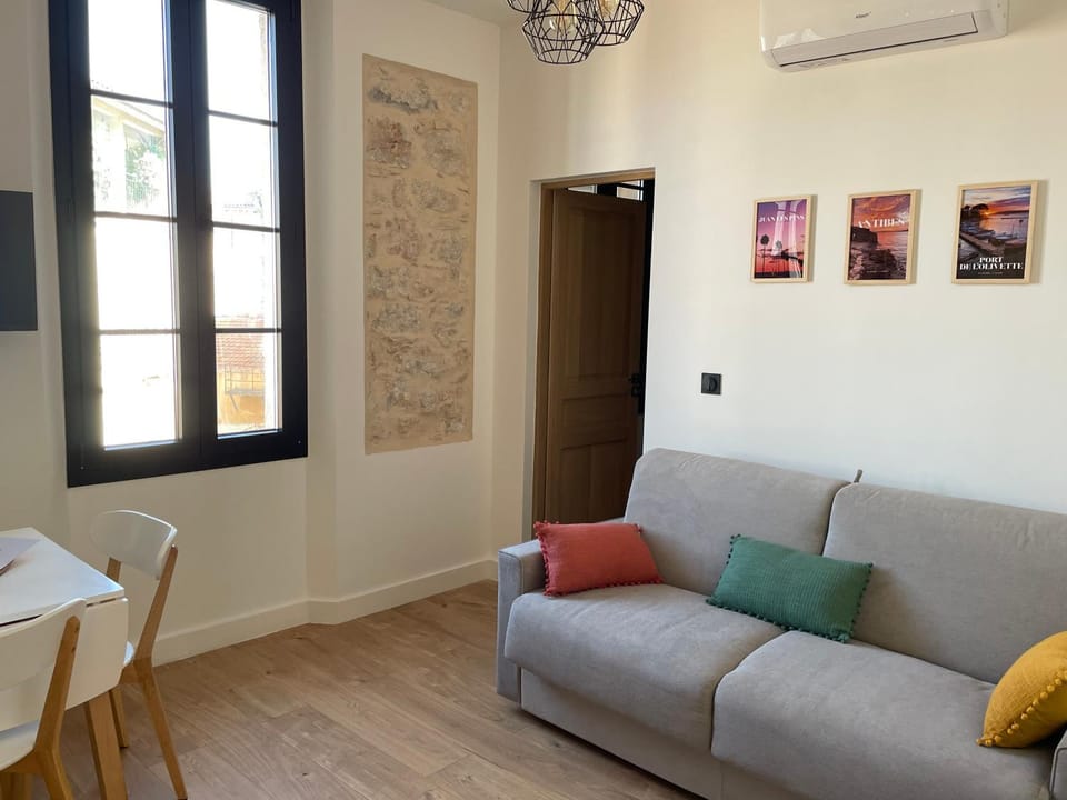 Living room, internet, air conditioner