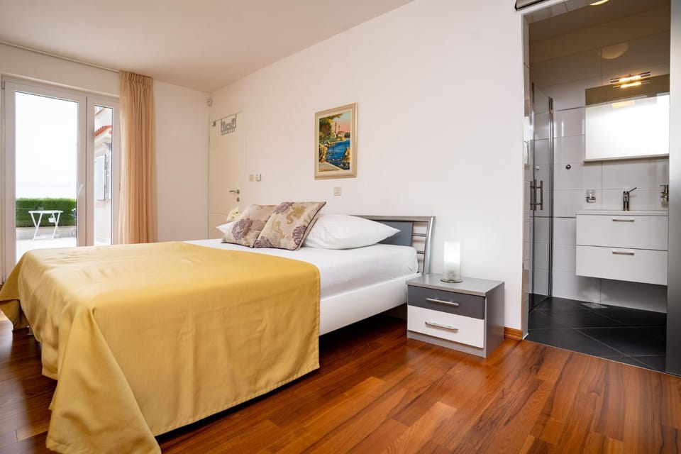Bed, Natural landscape, Bathroom, Photo of the whole room, Bedroom, wardrobe