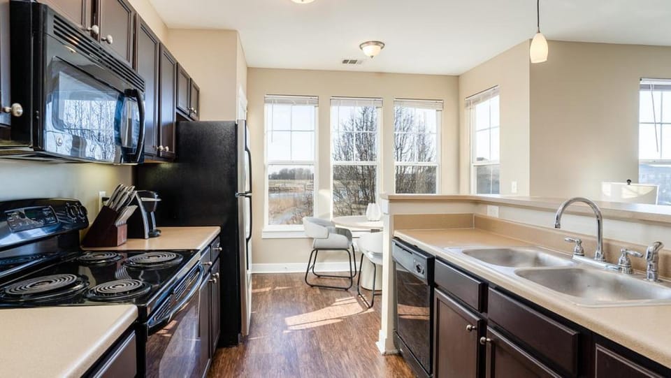 Landing - Modern Apartment with Amazing Amenities (ID8453X29) Apartment in Fishers