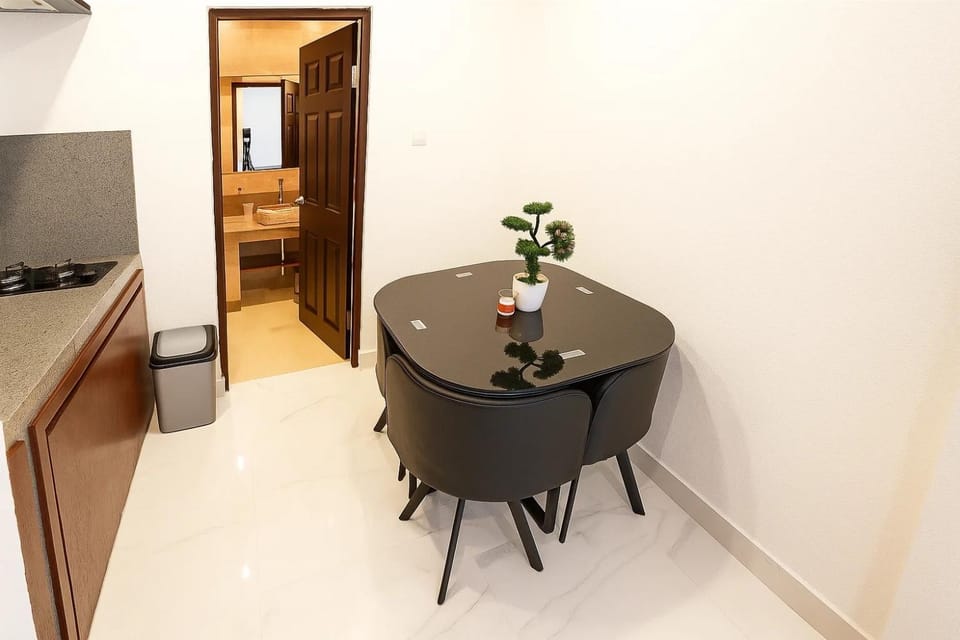 Kitchen or kitchenette, Dining area
