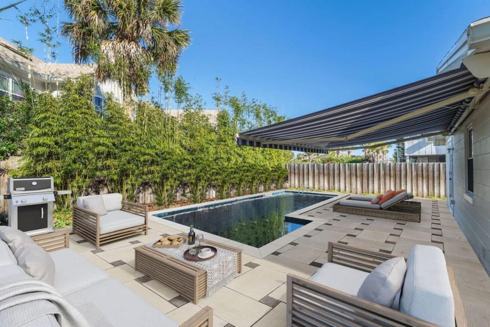 Wine Down, Heated Saltwater Pool House in Jacksonville Beach
