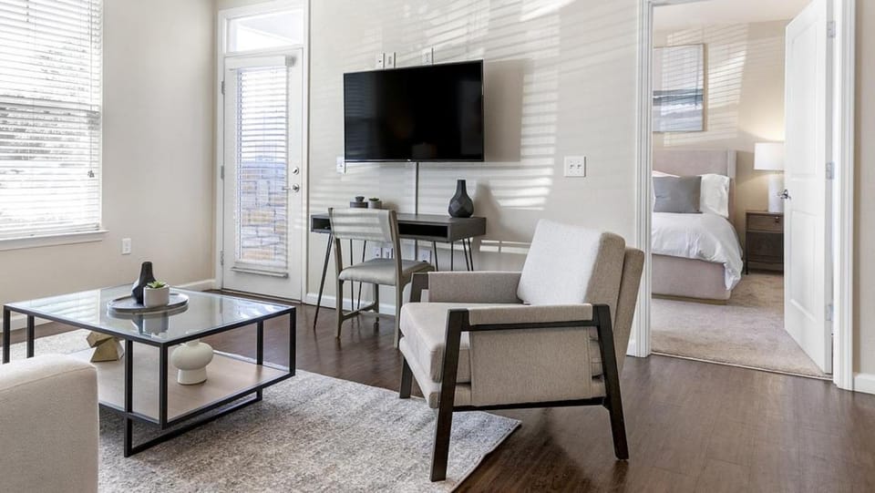 Landing - Modern Apartment with Amazing Amenities (ID1196X495) Apartment in Fishers