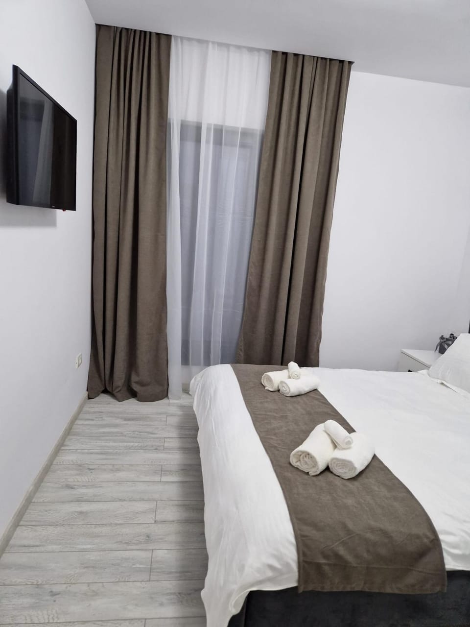 Bed, TV and multimedia, Bedroom