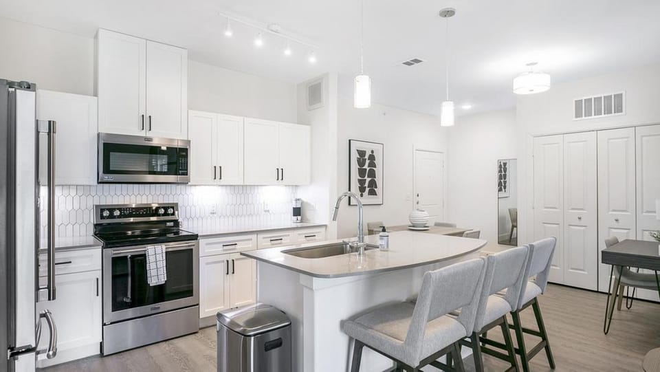 Landing - Modern Apartment with Amazing Amenities (ID8218X17) Apartment in Windemere