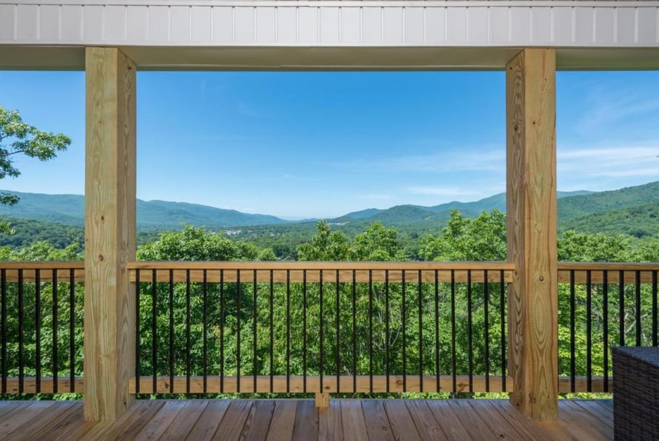 Almost Bearadise House in Buncombe County