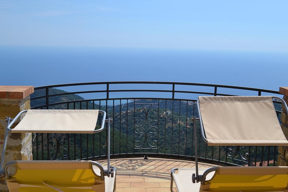 Il Ciuffo: ampia casa panoramica con parcheggio. House in Campania
