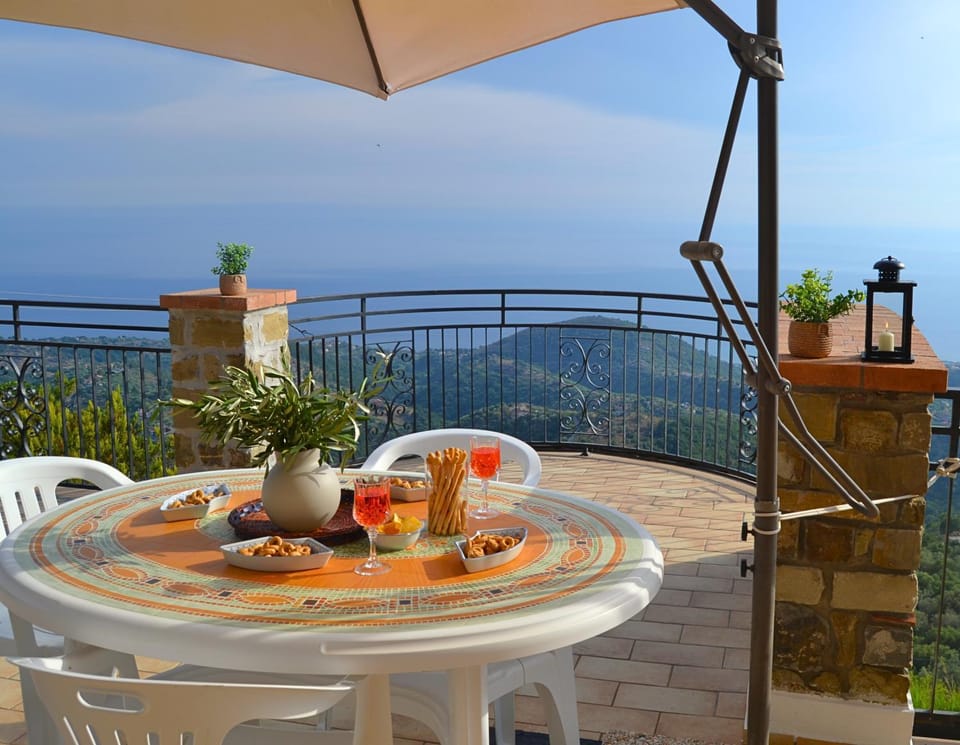 Il Ciuffo: ampia casa panoramica con parcheggio. House in Campania