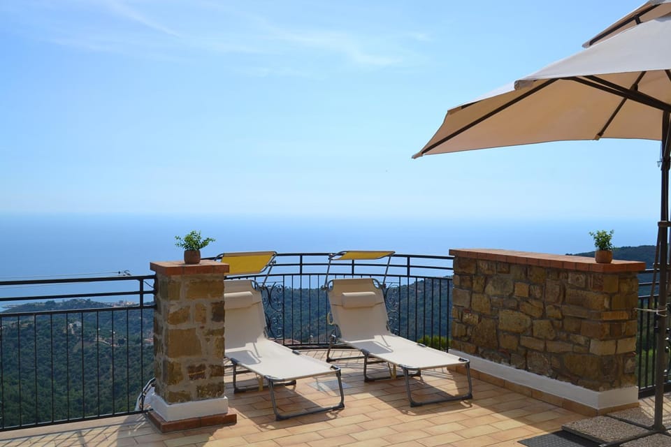 Il Ciuffo: ampia casa panoramica con parcheggio. House in Campania