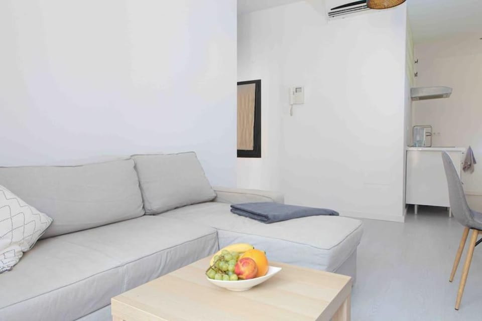 Stylish 2 Bedroom Apartment Next to LaMerced Plaza Apartment in Malaga
