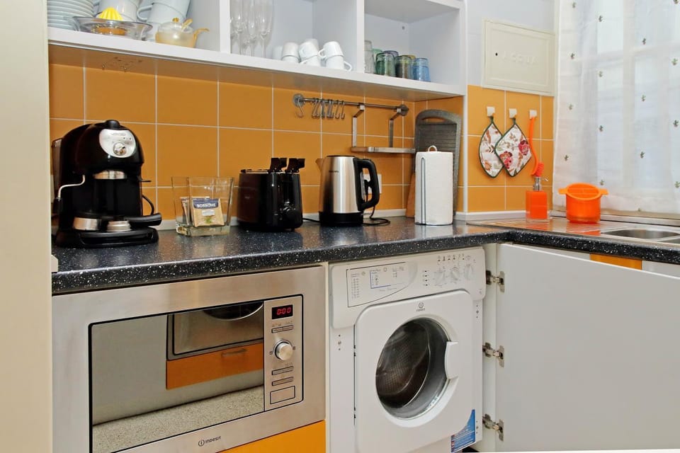 Coffee/tea facilities, minibar, toaster, washing machine