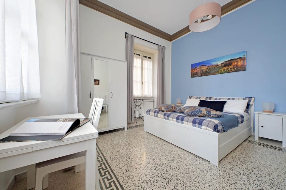 Bed, Photo of the whole room, Seating area, Bedroom, hair dresser
