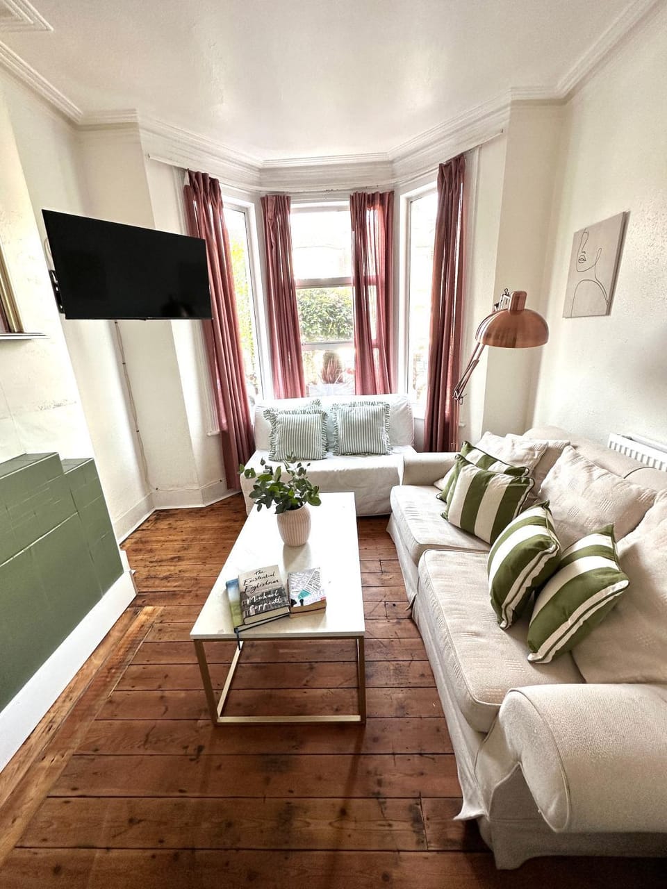 Charming, Renovated Residence in Willesden Green House in London